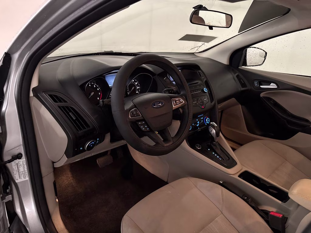 2015 Ingot Silver Ford Focus SE FWD Sedan