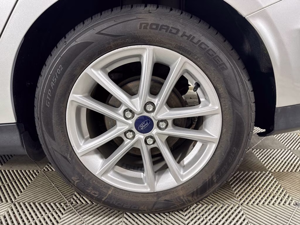 2015 Ingot Silver Ford Focus SE FWD Sedan