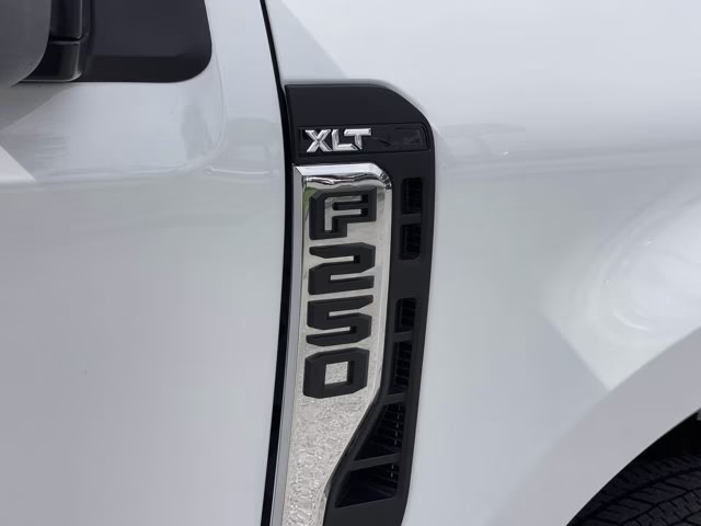2025 Oxford White Ford Super Duty F-250 SRW XLT 4X4 Truck