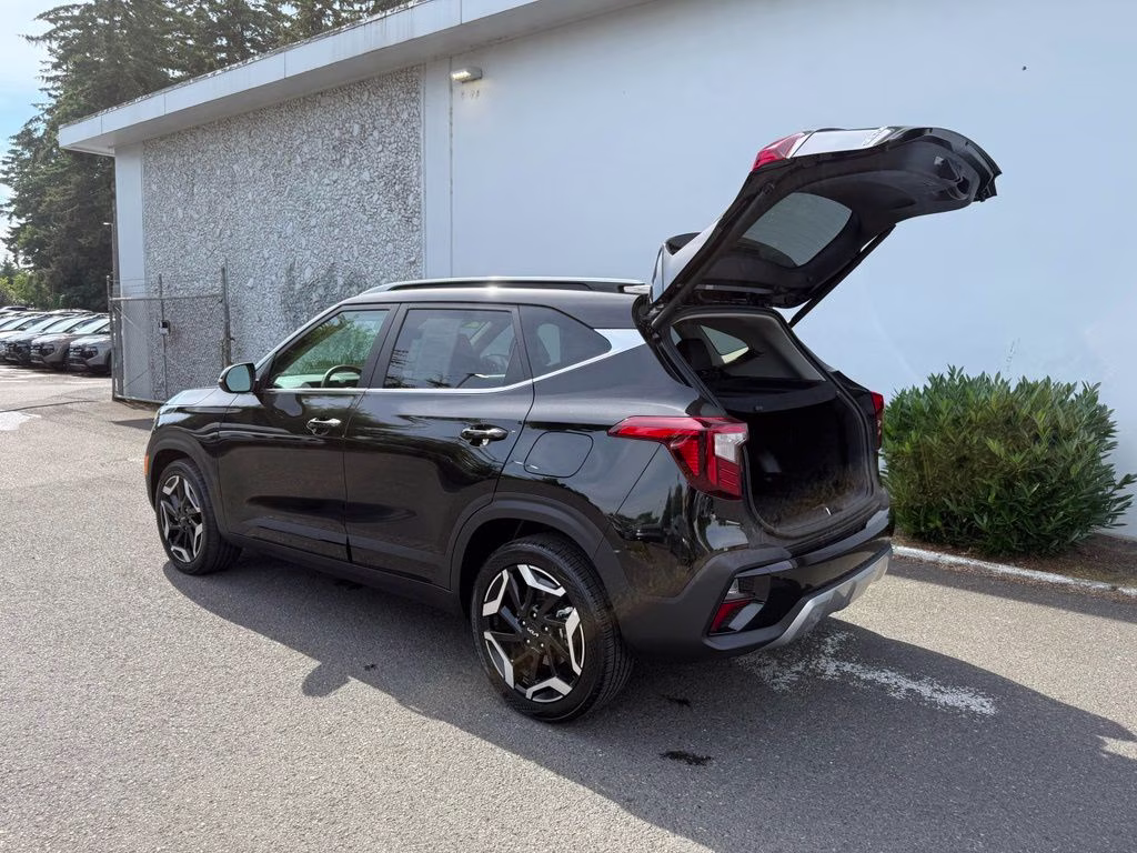 2026 Fusion Black Kia Seltos SX AWD SUV