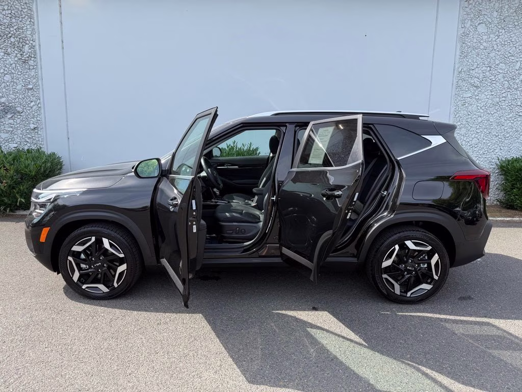2026 Fusion Black Kia Seltos SX AWD SUV