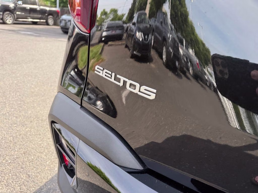 2026 Fusion Black Kia Seltos SX AWD SUV