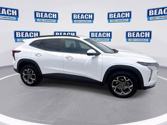 2025 Summit White Chevrolet Trax LT FWD SUV