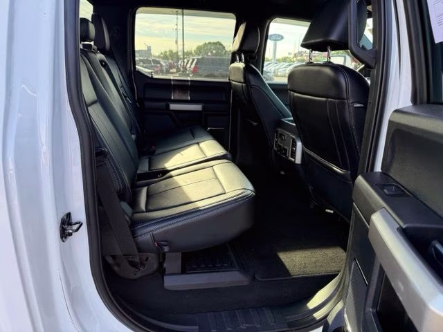 2022 Oxford White Ford Super Duty F-350 SRW Lariat 4X4 Truck