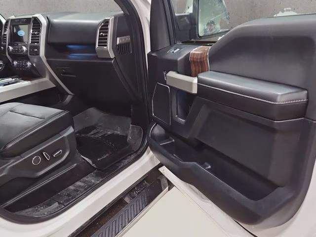 2016 White Platinum Metallic Tri-Coat Ford F-150 Lariat 4X4 Truck