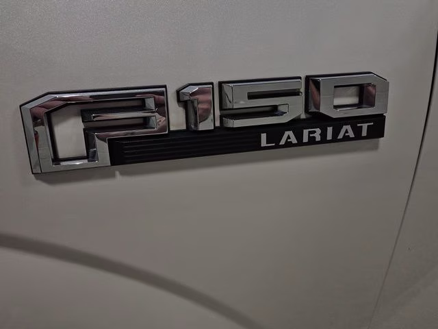 2016 White Platinum Metallic Tri-Coat Ford F-150 Lariat 4X4 Truck