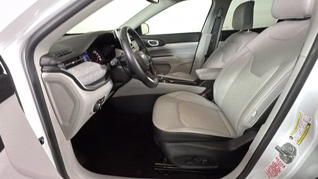 2022 Bright White Clearcoat Jeep Compass Latitude 4X4 SUV