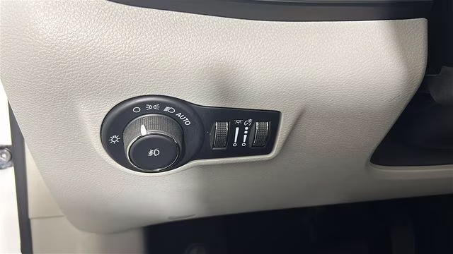 2022 Bright White Clearcoat Jeep Compass Latitude 4X4 SUV