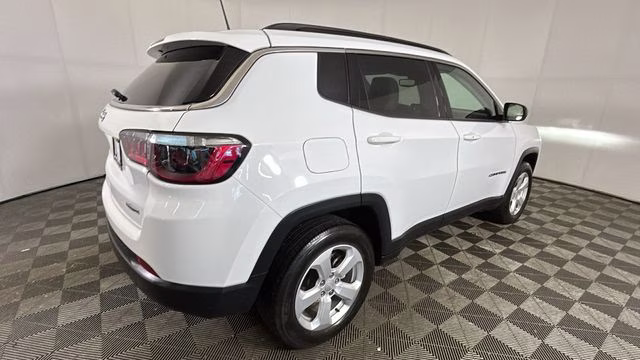 2022 Bright White Clearcoat Jeep Compass Latitude 4X4 SUV