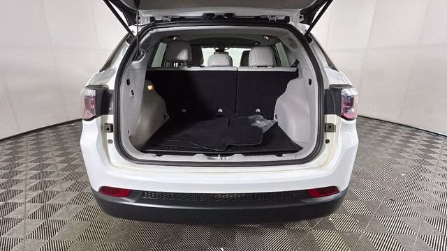 2022 Bright White Clearcoat Jeep Compass Latitude 4X4 SUV