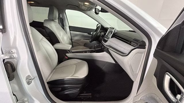 2022 Bright White Clearcoat Jeep Compass Latitude 4X4 SUV
