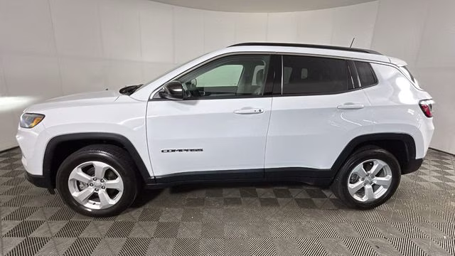 2022 Bright White Clearcoat Jeep Compass Latitude 4X4 SUV
