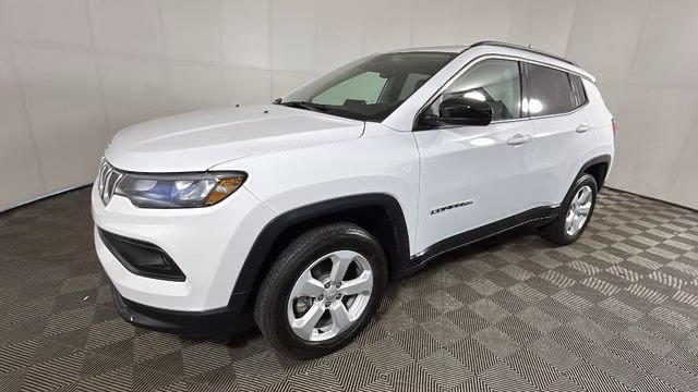 2022 Bright White Clearcoat Jeep Compass Latitude 4X4 SUV