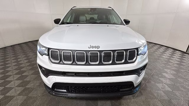 2022 Bright White Clearcoat Jeep Compass Latitude 4X4 SUV