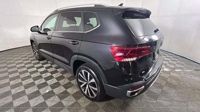 2022 Deep Black Pearl Volkswagen Taos 1.5T SE FWD SUV