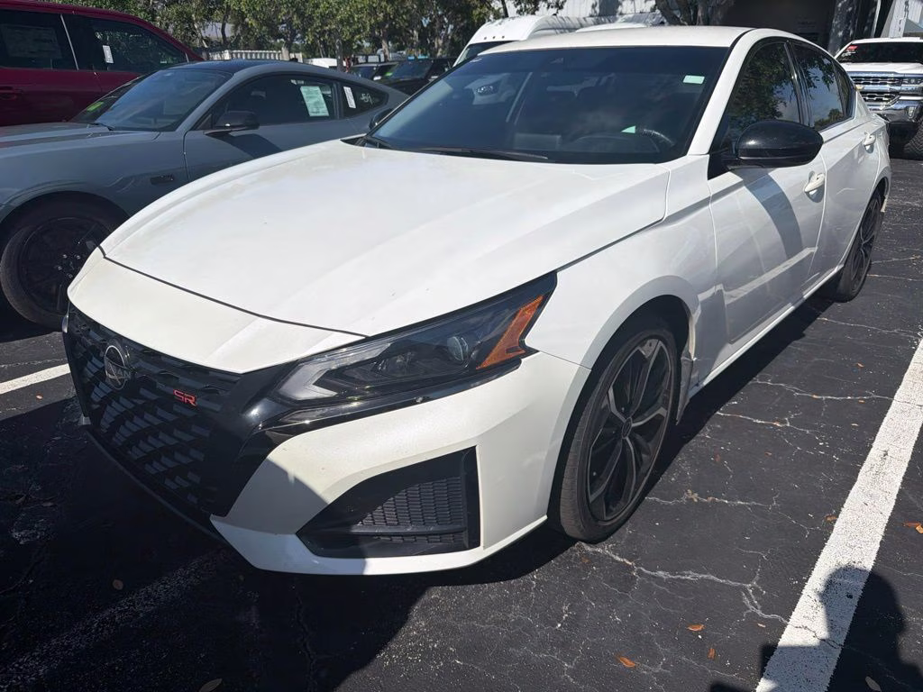 2023 Pearl White Nissan Altima 2.5 SR FWD Sedan