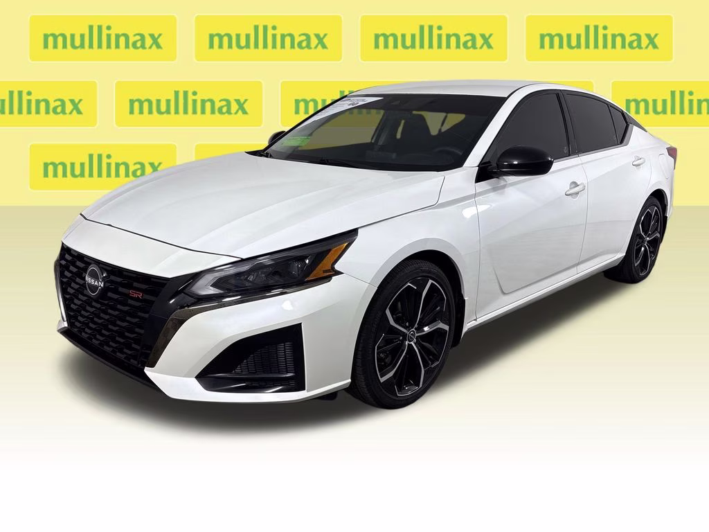 2023 Pearl White Tricoat Nissan Altima 2.5 SR FWD Sedan