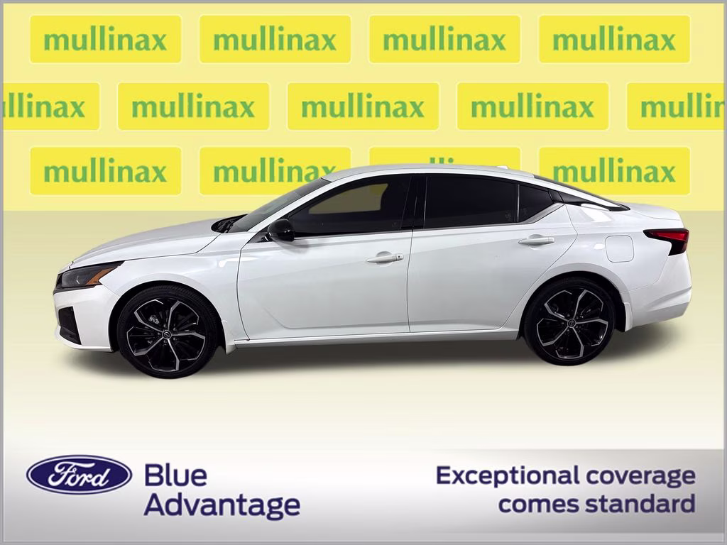 2023 Pearl White Tricoat Nissan Altima 2.5 SR FWD Sedan