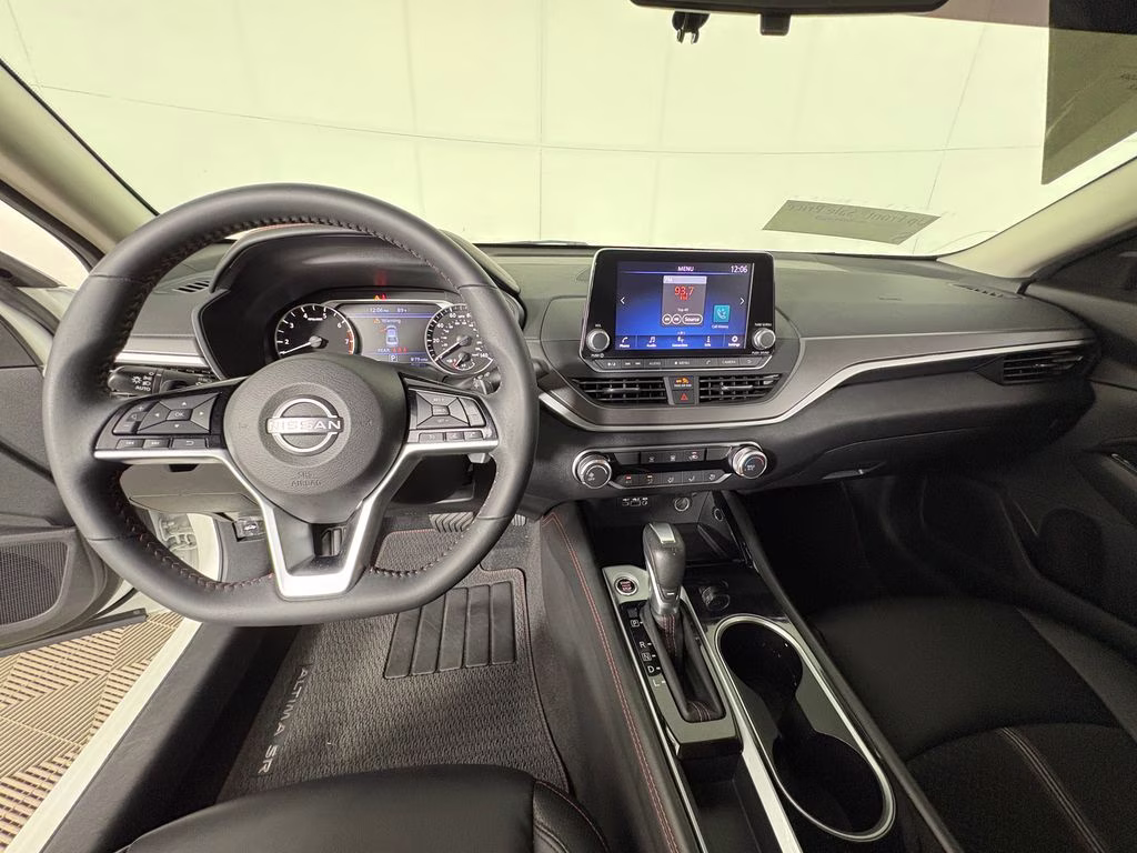 2023 Pearl White Tricoat Nissan Altima 2.5 SR FWD Sedan