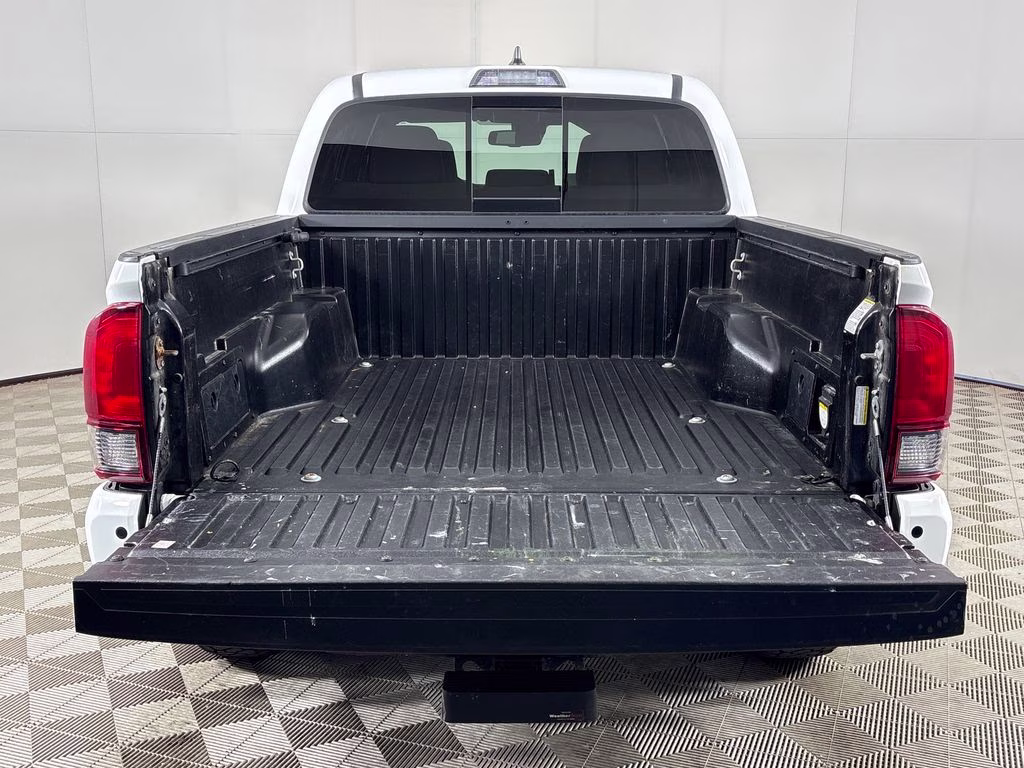 2018 Super White Toyota Tacoma TRD Off-Road 4X4 Truck