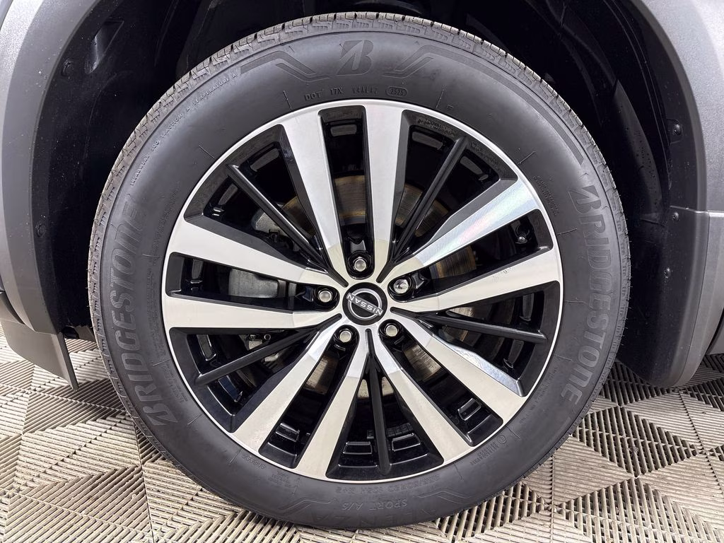 2025 Solid Gray/Super Black Nissan Pathfinder Platinum FWD SUV