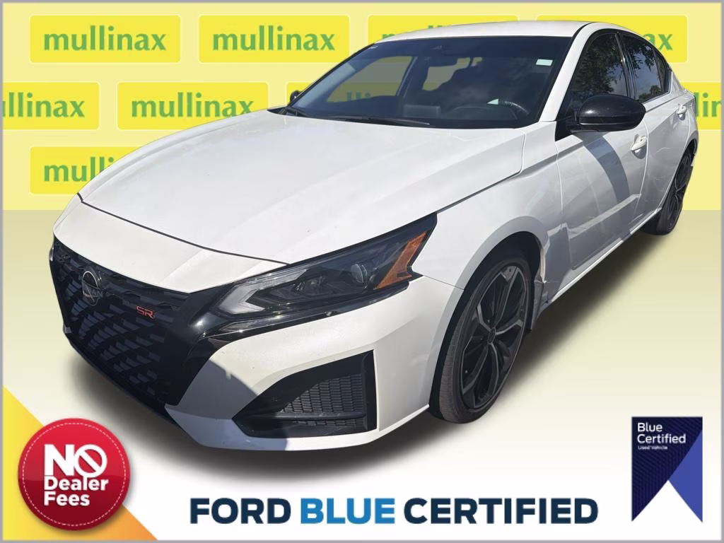 2023 Pearl White Nissan Altima 2.5 SR FWD Sedan