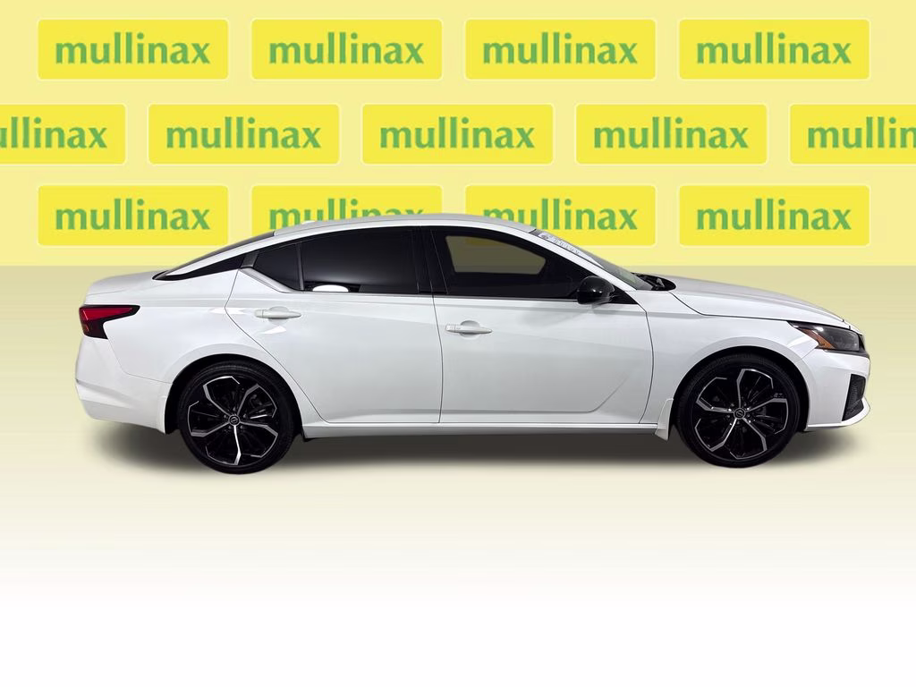 2023 Pearl White Tricoat Nissan Altima 2.5 SR FWD Sedan