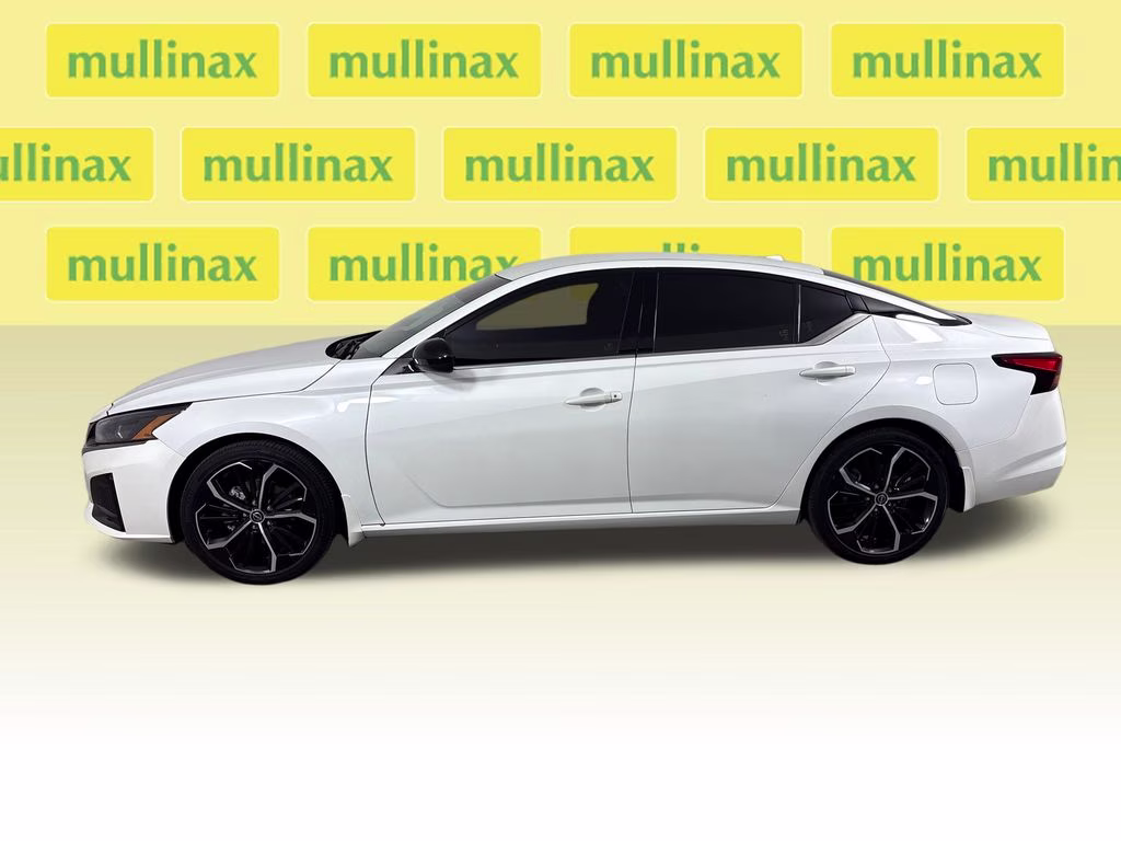 2023 Pearl White Tricoat Nissan Altima 2.5 SR FWD Sedan
