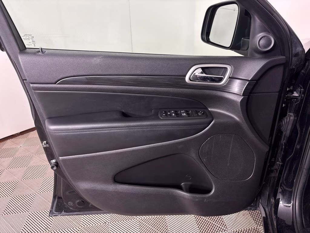 2020 Diamond Black Crystal Pearlcoat Jeep Grand Cherokee Altitude 4X4 SUV