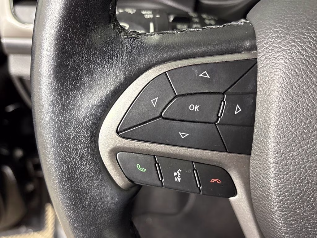 2020 Diamond Black Crystal Pearlcoat Jeep Grand Cherokee Altitude 4X4 SUV
