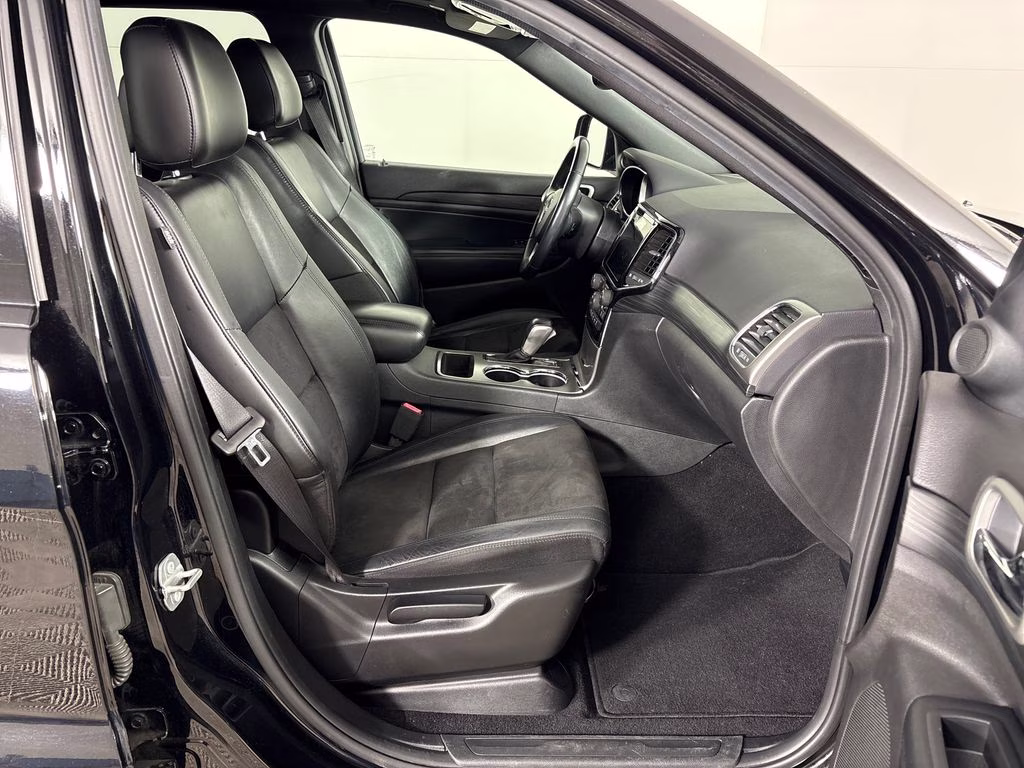 2020 Diamond Black Crystal Pearlcoat Jeep Grand Cherokee Altitude 4X4 SUV