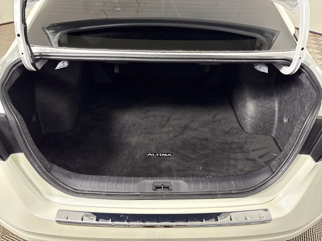 2023 Pearl White Tricoat Nissan Altima 2.5 SR FWD Sedan