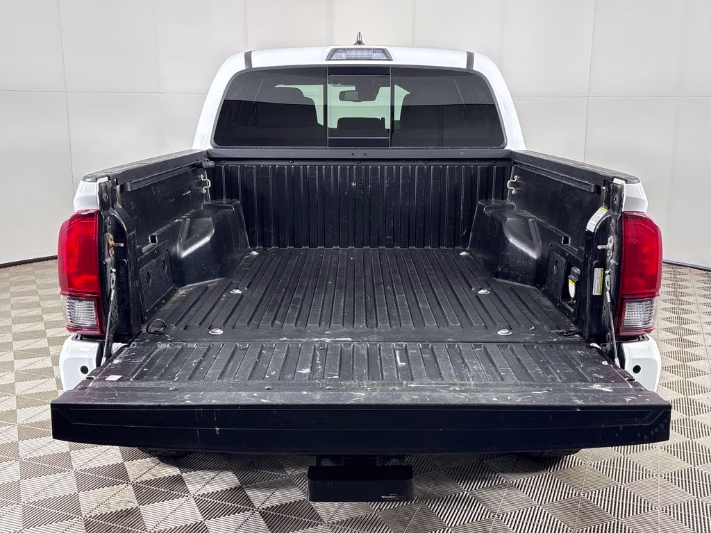 2018 Super White Toyota Tacoma TRD Off-Road 4X4 Truck