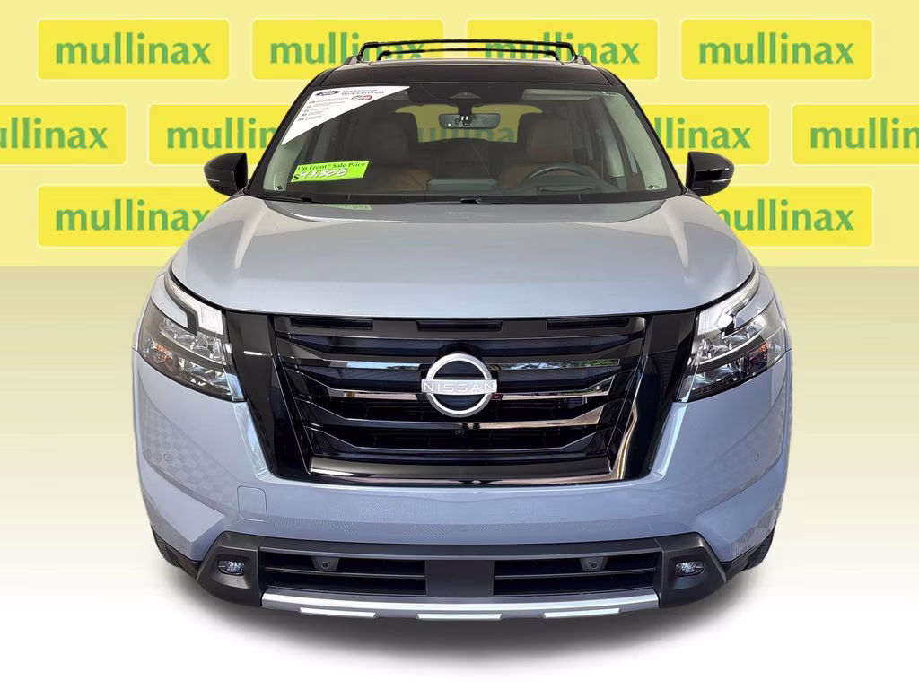 2025 Solid Gray/Super Black Nissan Pathfinder Platinum FWD SUV