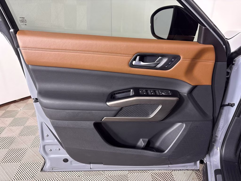 2025 Solid Gray/Super Black Nissan Pathfinder Platinum FWD SUV