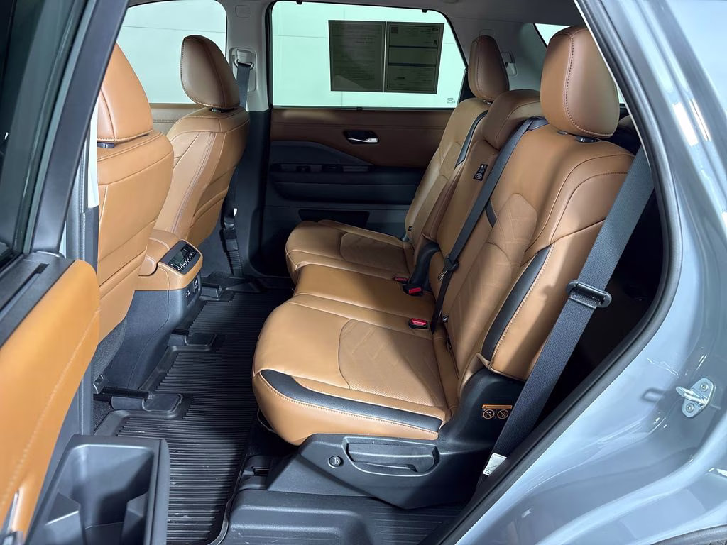 2025 Solid Gray/Super Black Nissan Pathfinder Platinum FWD SUV