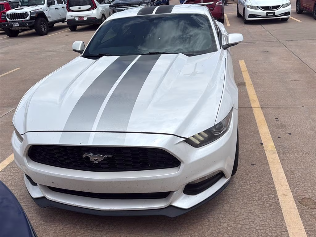 2017 WHITE Ford Mustang RWD