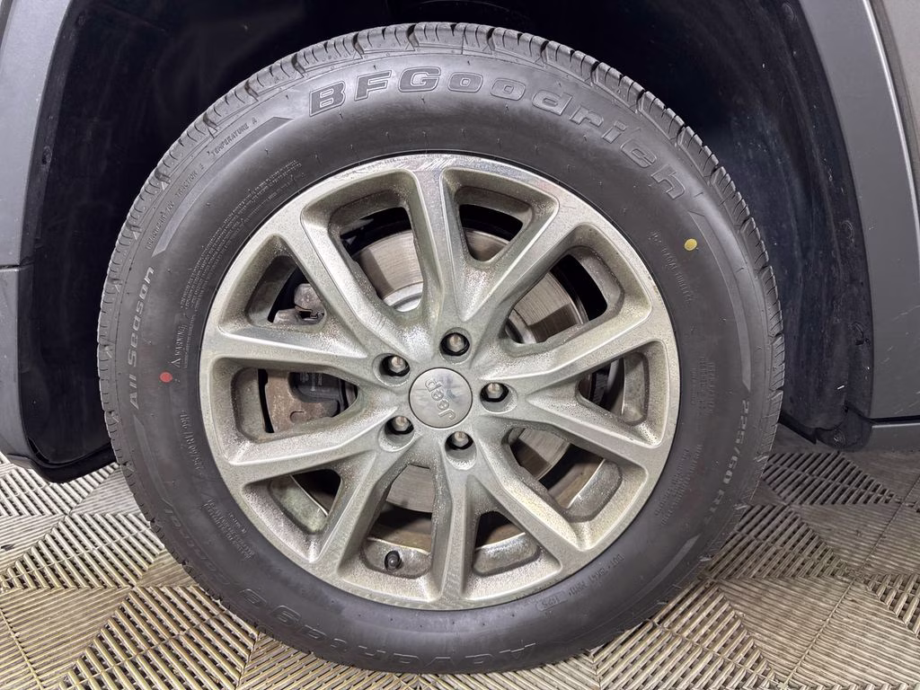 2017 Granite Crystal Metallic Clearcoat Jeep Cherokee Latitude FWD SUV