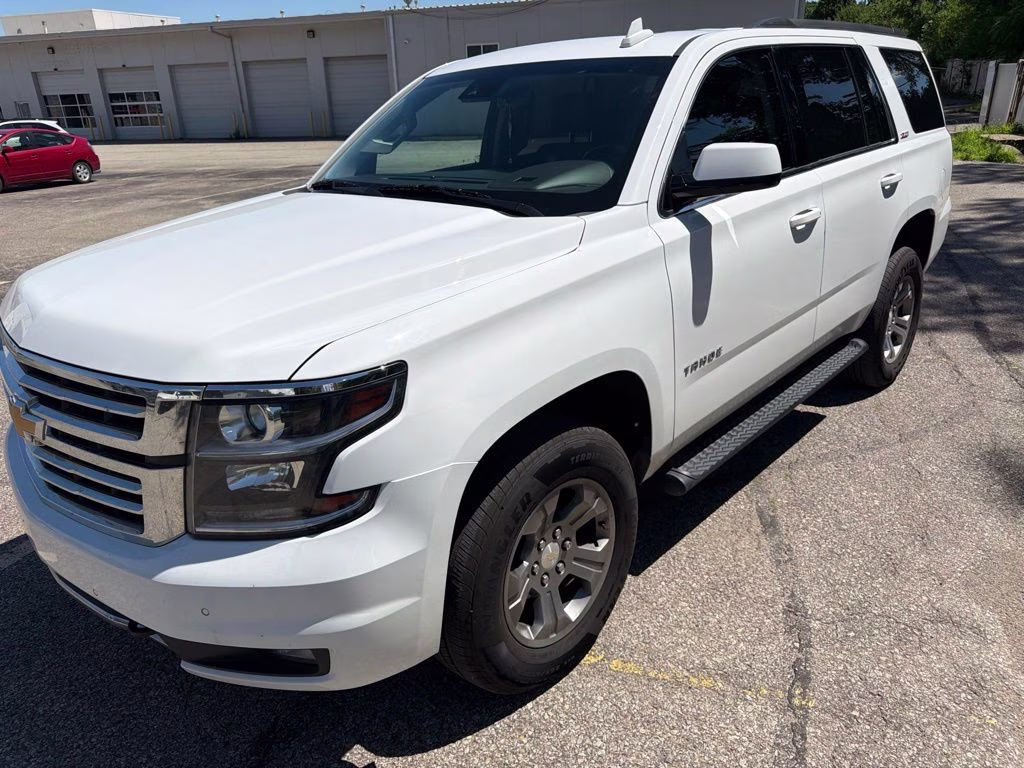 Used 2019 Chevrolet Tahoe LT with VIN 1GNSKBKC6KR358909 for sale in Kansas City