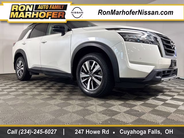 2023 Pearl White Tricoat/Super Black Nissan Pathfinder SL 4X4 SUV