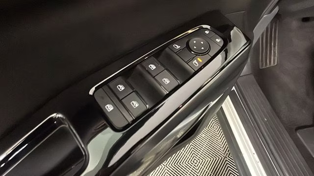 2023 Pearl White Tricoat/Super Black Nissan Pathfinder SL 4X4 SUV