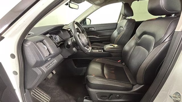 2023 Pearl White Tricoat/Super Black Nissan Pathfinder SL 4X4 SUV