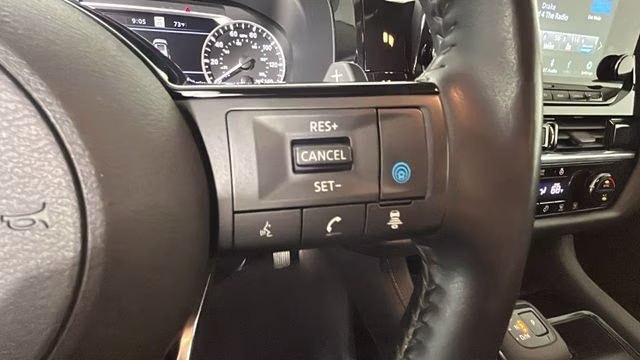 2023 Pearl White Tricoat/Super Black Nissan Pathfinder SL 4X4 SUV