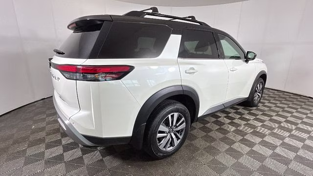 2023 Pearl White Tricoat/Super Black Nissan Pathfinder SL 4X4 SUV