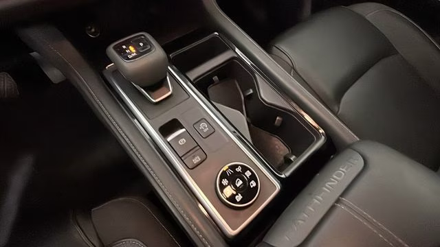2023 Pearl White Tricoat/Super Black Nissan Pathfinder SL 4X4 SUV
