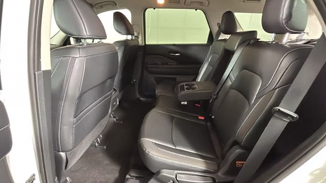2023 Pearl White Tricoat/Super Black Nissan Pathfinder SL 4X4 SUV
