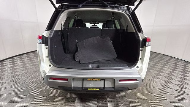 2023 Pearl White Tricoat/Super Black Nissan Pathfinder SL 4X4 SUV