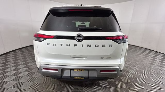 2023 Pearl White Tricoat/Super Black Nissan Pathfinder SL 4X4 SUV
