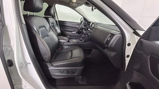 2023 Pearl White Tricoat/Super Black Nissan Pathfinder SL 4X4 SUV