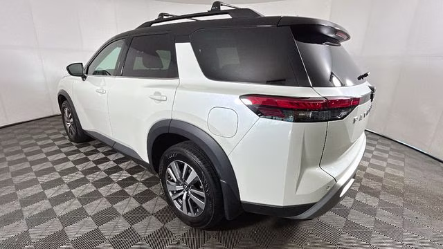 2023 Pearl White Tricoat/Super Black Nissan Pathfinder SL 4X4 SUV